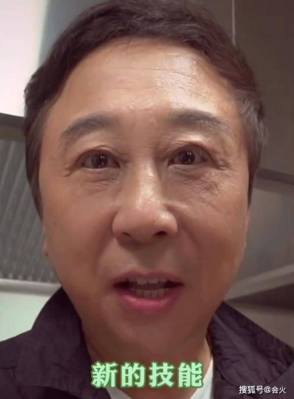 商演|原创冯巩离开春晚下乡捞金，现身商演头发花白显老态，连开三天很勤奋