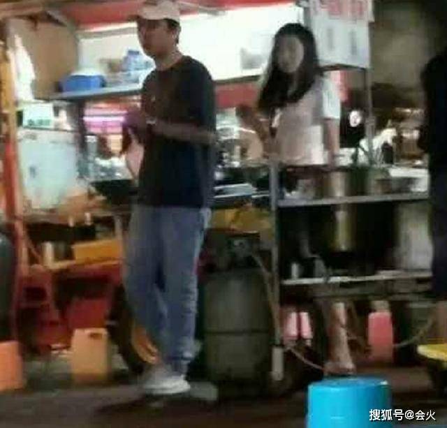 网友|原创王思聪又获美人！深夜贴心照顾妙龄女，前女友上万奢侈品现千元卖