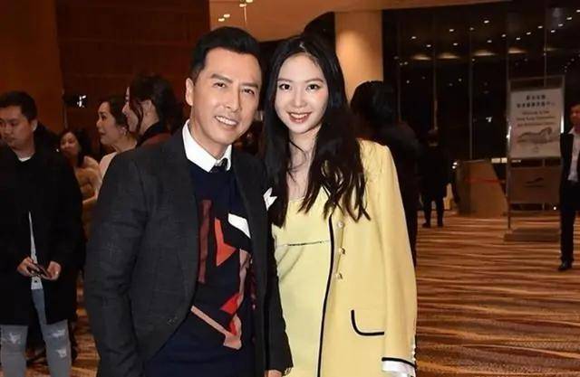 任达华与甄子丹女儿同框，同为16岁星二代，任晴