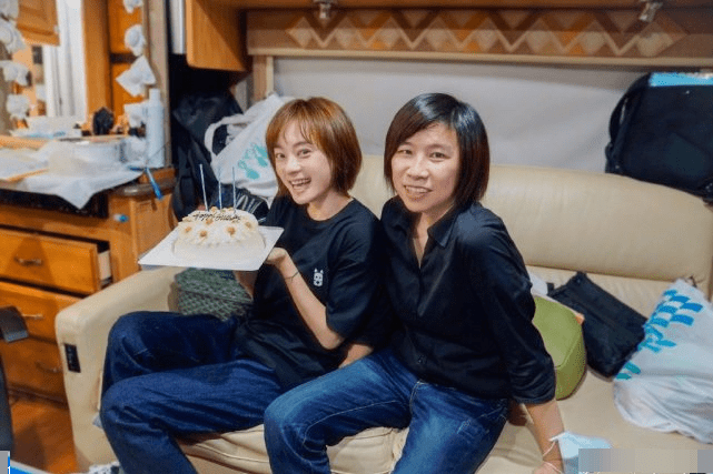 孙俪剧组过七夕,穿老公T恤高调放闪