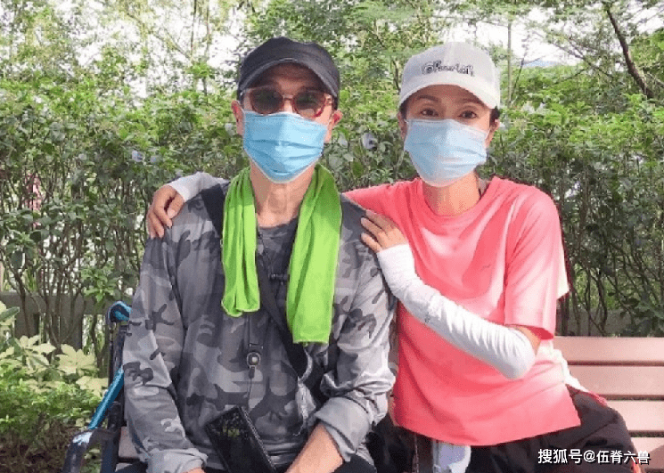 70岁刘松仁近照曝光,中风后身材明显消瘦
