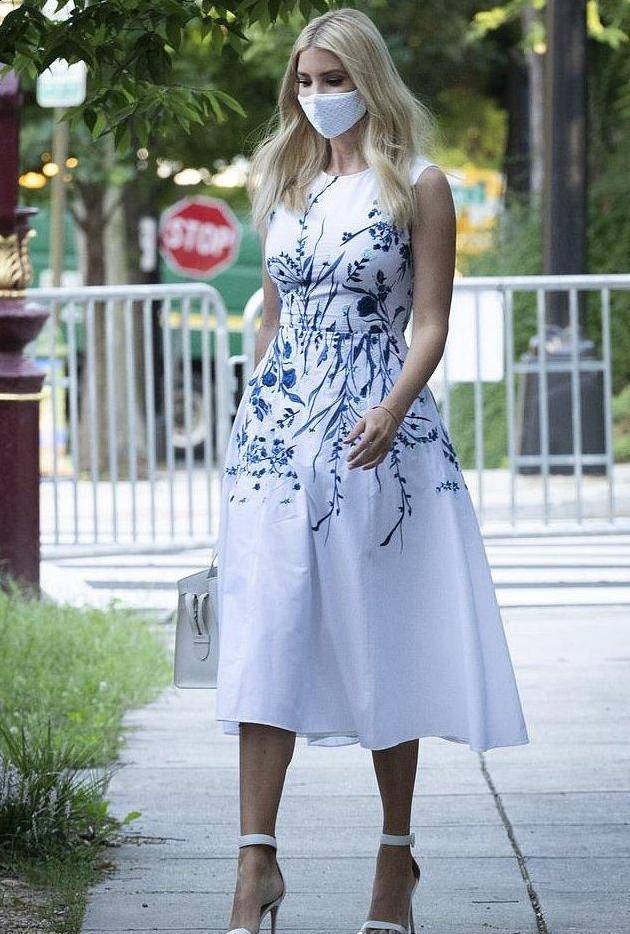 印花|名媛伊万卡又美了！一袭白色打底印花裙清新亮眼，同框妹妹瘦一圈