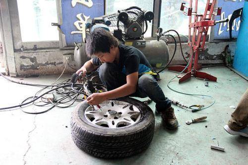 汽车机油自己换还是找修车厂换 76a99d81388e48adacfe57284731f156.jpeg