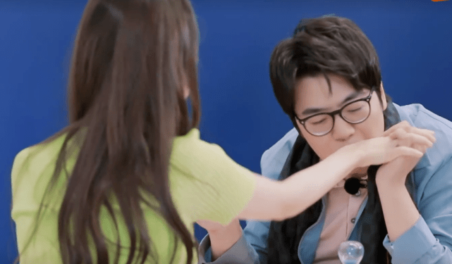 原创吉娜亲吻郎朗手背谁注意她紧接着手部的动作难怪郎朗那么喜欢她