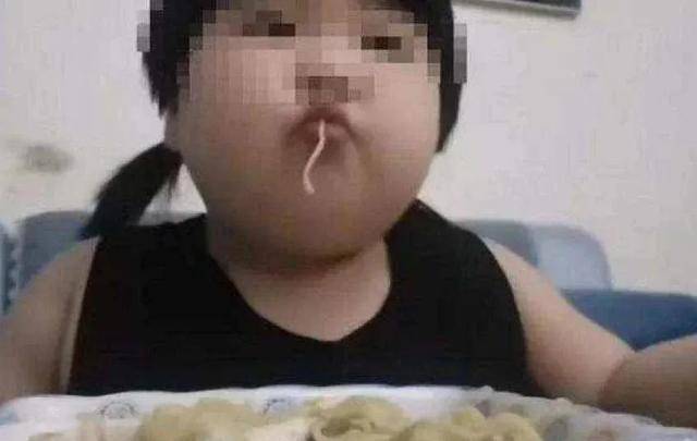 吃货|素人父母却为好玩将3岁女儿喂至近百斤明星卖吃货人设始终不胖