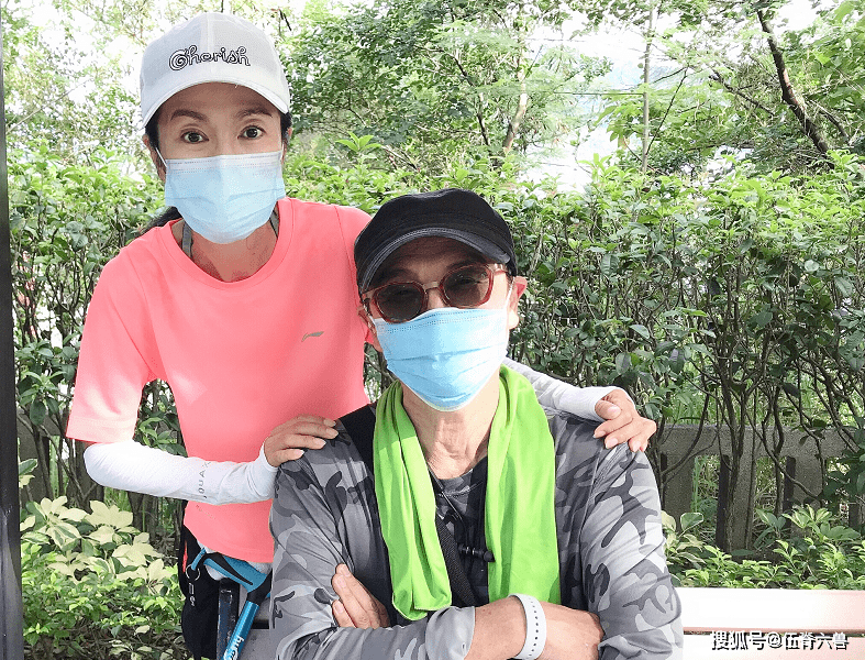70岁刘松仁近照曝光,中风后身材明显消瘦