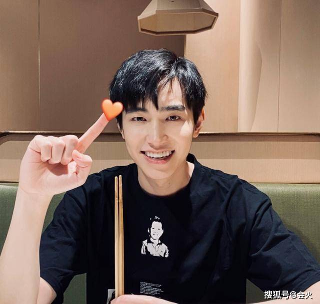 男友|原创?00后女星恋情疑曝光，与大6岁男友严禹豪同回公寓，似乎同居已久