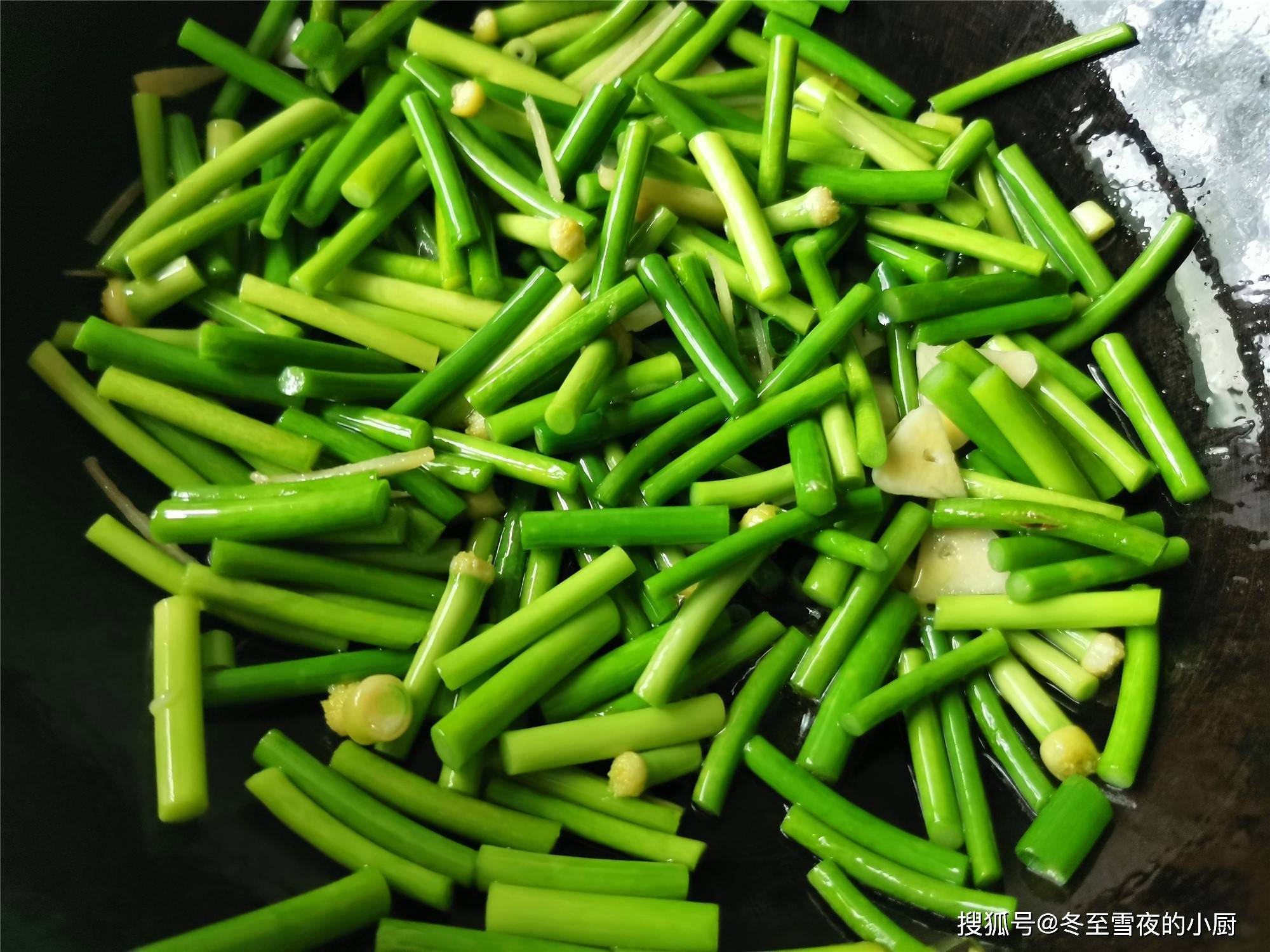 其实，蒜薹浑身都是宝！春天的新鲜蒜薹“尾巴”也很鲜嫩，是可以食用的！下面，就和大家分享3种蒜薹的美味做法！