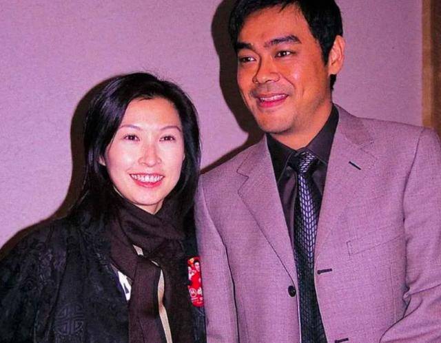 24岁艳压蔡少芬夺冠，下嫁刘青云22年无子女，她