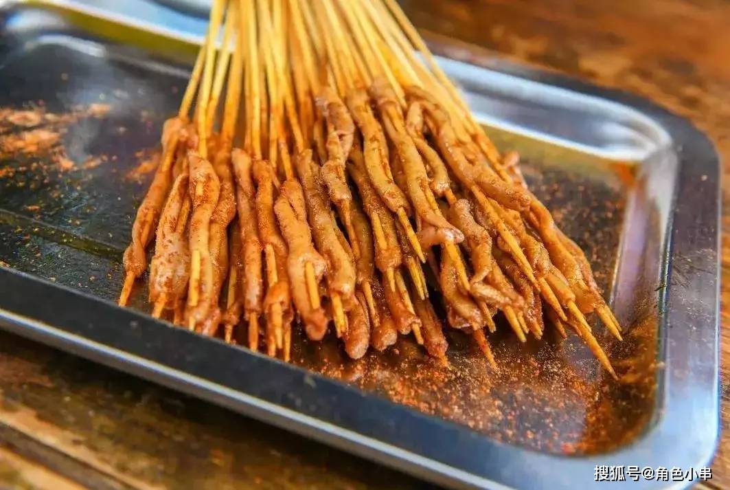 炸鸭肠算是炸串界里罕见的食材,角色小串的鸭肠不仅量大,味道也不错.