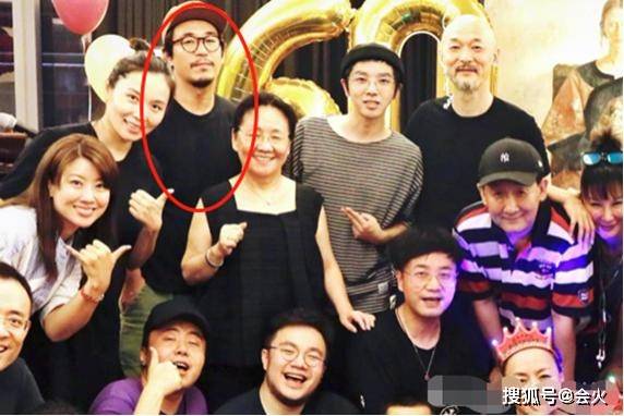 张国立38岁儿子张默罕露面,如今转身当老板?