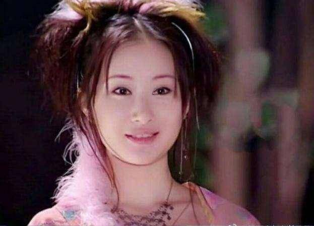 5岁出道,和刘亦菲情同姐妹,为何如今只能给当红小花做配?