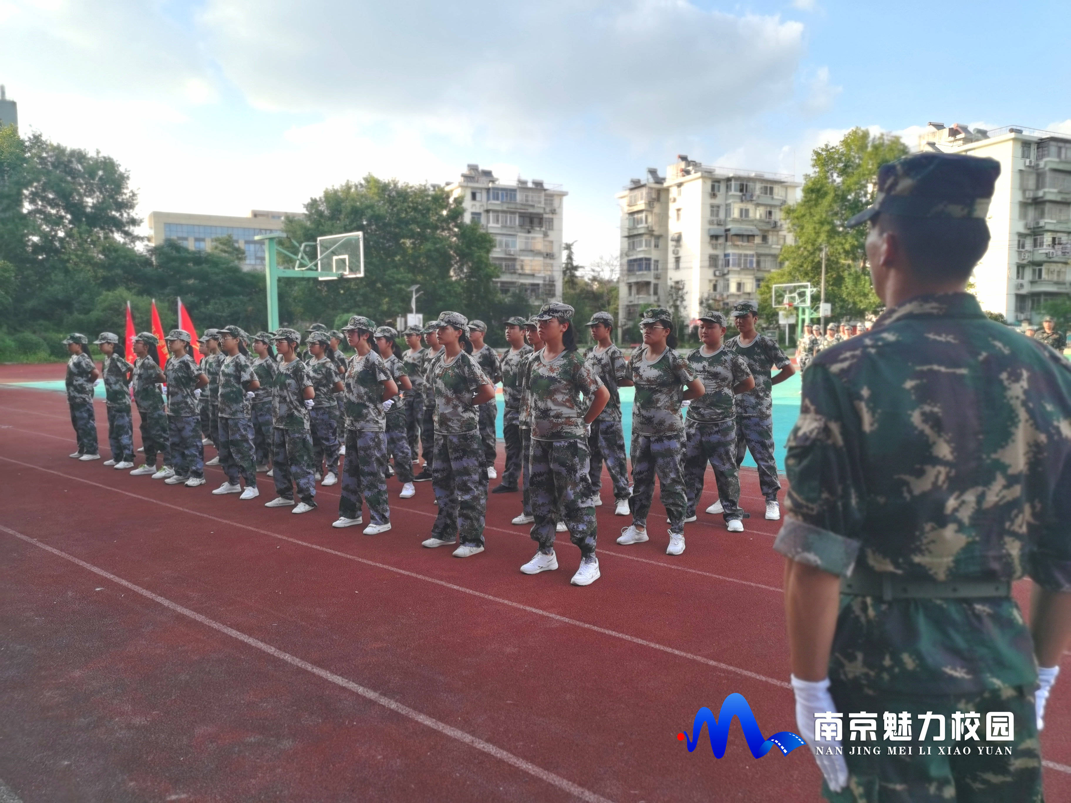 级新生|动态丨南京市滨江中学：2020级新生国防教育汇报表演仪式