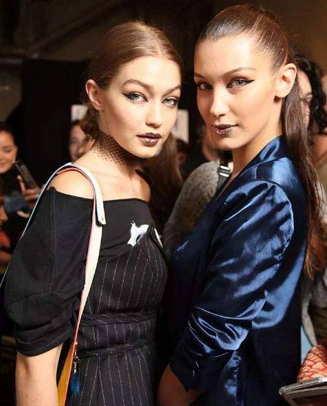 垫肩|超模姐妹垫肩造型齐翻车,拉宽身材还显老,网友:超模审美太难懂