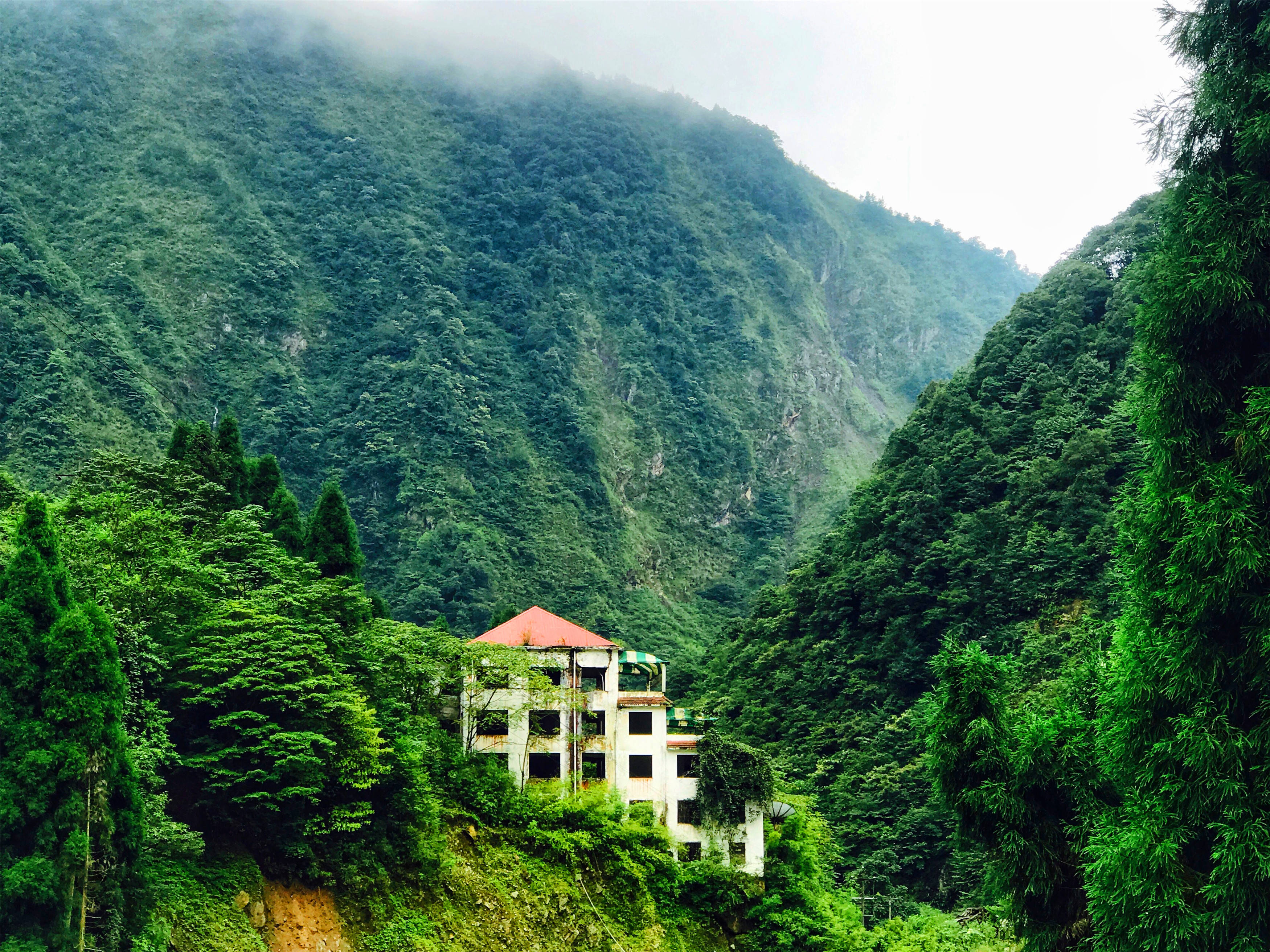 回龙沟生态旅游区位于彭州市白水河,与著名风景区丹景山,银厂沟在同