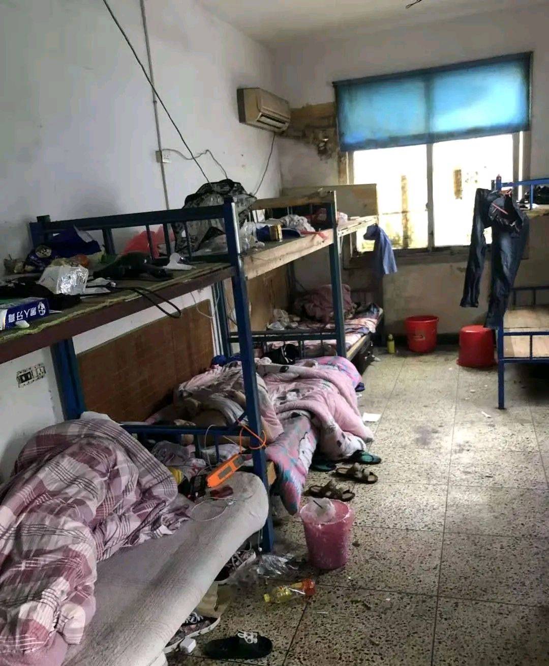 今天进了一家深圳工厂,这是宿舍,我有点不敢相信我眼前的