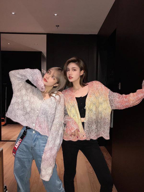 阿娇|钟欣潼终于好好穿衣服了，旁边的周扬青才惊艳！没想到这俩是闺蜜