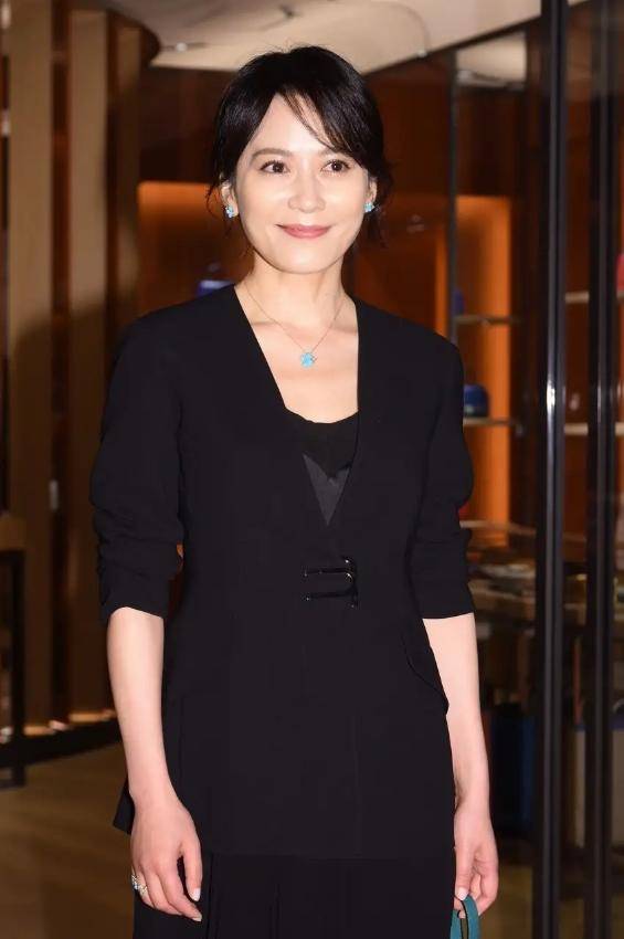 美人|俞飞鸿不愧是“冻龄美人”,穿黑色西装配黑裙,尽显优雅高贵