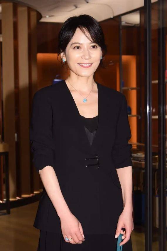 美人|俞飞鸿不愧是“冻龄美人”,穿黑色西装配黑裙,尽显优雅高贵