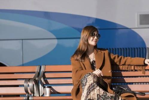 机场|梁静茹穿“奶茶装”走机场,零下10度仍然光腿配长裙,看着有点冷