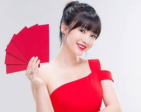 齐刘海|柳岩保养得可真好！红色抹胸长裙配齐刘海秀锁骨，好身材让人羡慕