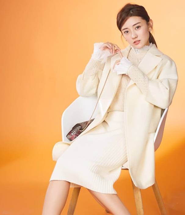 马尾|梁洁现身机场,穿格子棉衣配牛仔裤,扎马尾嘟嘴卖萌少女感爆棚