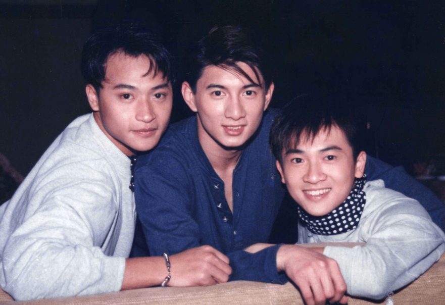 表情|原创吴奇隆因身高被气成表情包，够不着张国伟的背，录综艺表情绝望