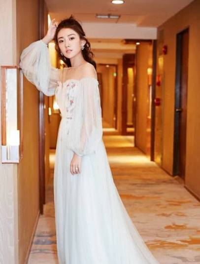 马尾|梁洁现身机场,穿格子棉衣配牛仔裤,扎马尾嘟嘴卖萌少女感爆棚