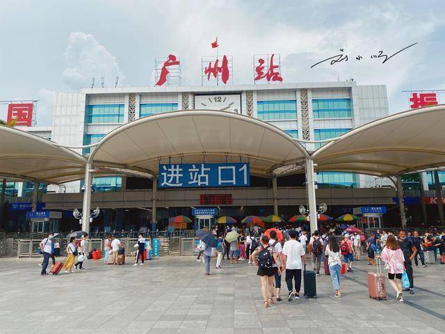 外地游客的疑惑:为什么广州火车站写着"统一祖国,振兴