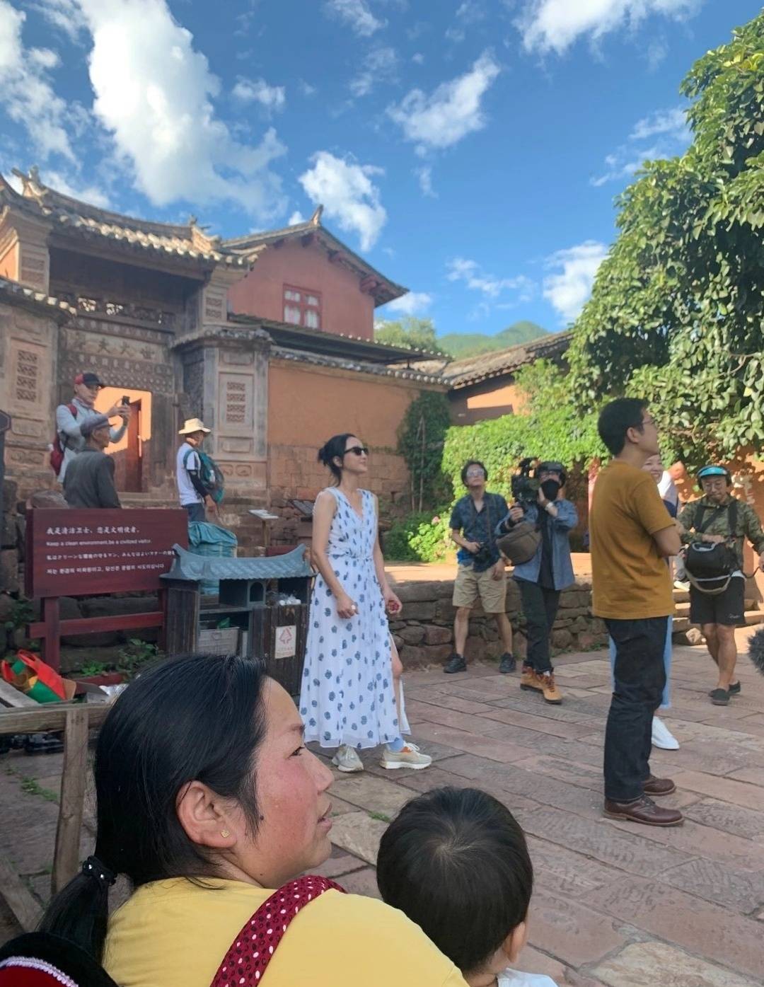 周迅|罕见同框！周迅穿6400碎花裙很少女，刘雯699外套依旧时髦