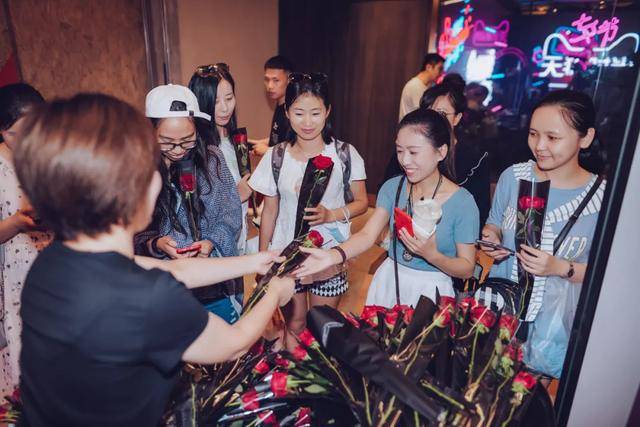 门店|爱情消费爆发！曾经90%的门店生意停摆，一夜间一个单品卖出700万