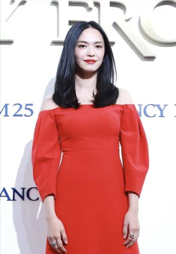红色|姚晨真是美到骨子里，一袭红裙妩媚动人，气质出众尽显高级感