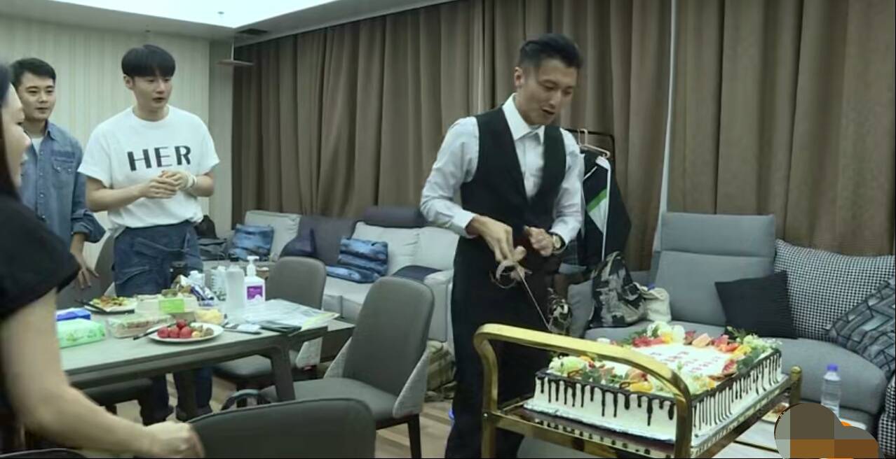 谢霆锋过生日,李健送好礼,《中国好声音》节目组齐祝福