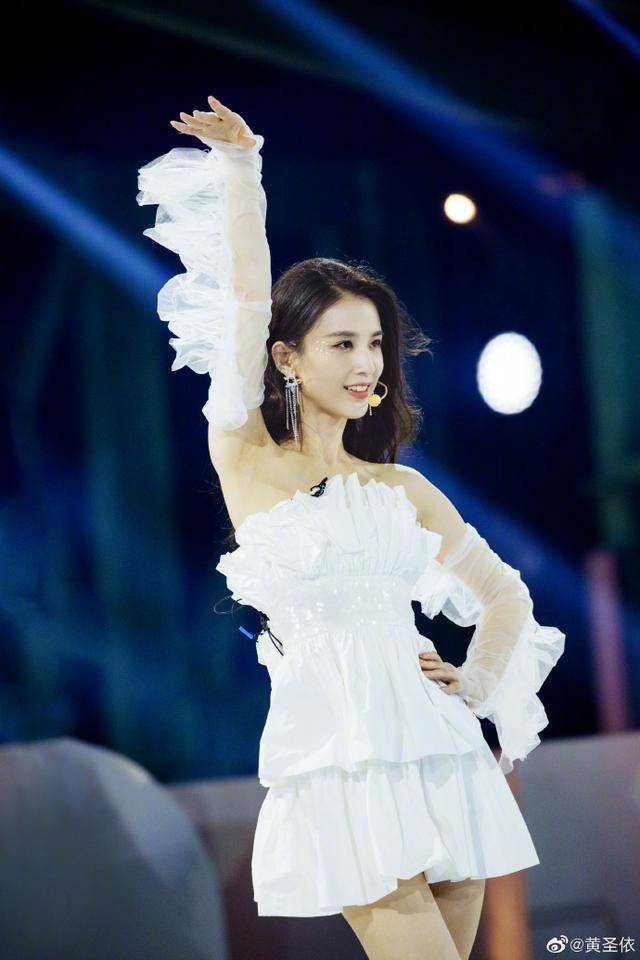 继母|黄圣依继女近照,素颜出镜皮肤略松弛,18岁显老相不及继母会保养