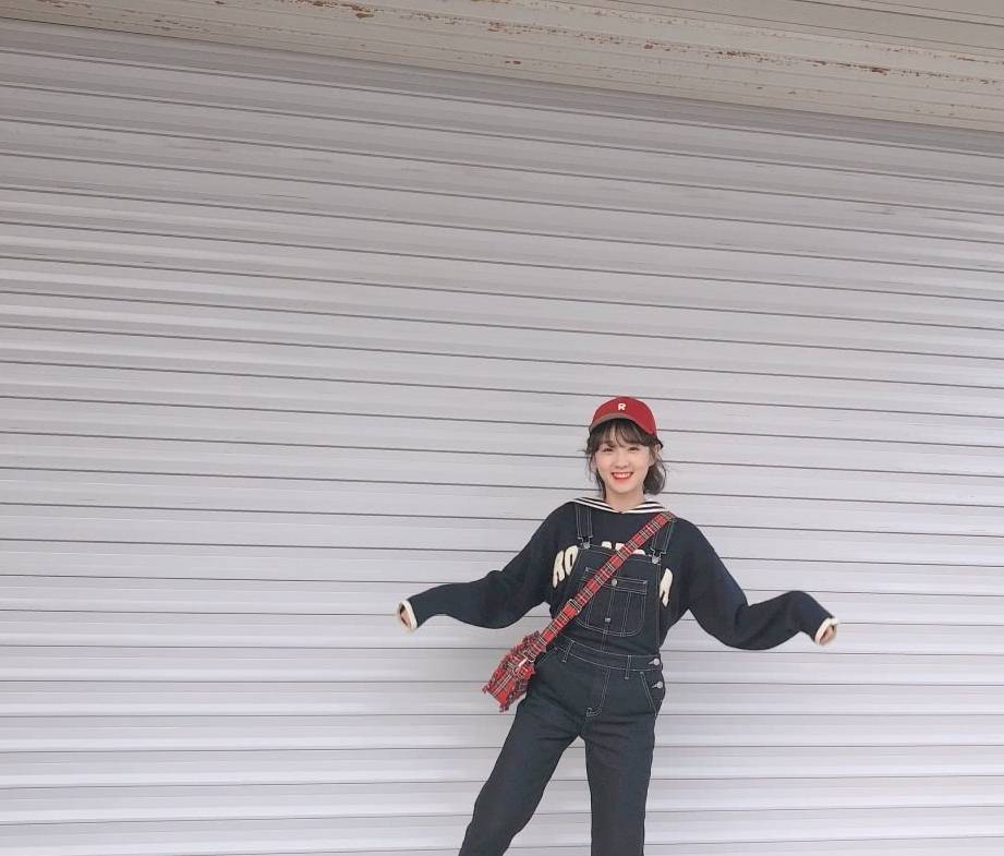 袜子|“小豆子”李子璇太萌了！穿背带裤可爱摆拍，袜子还“穿错”颜色