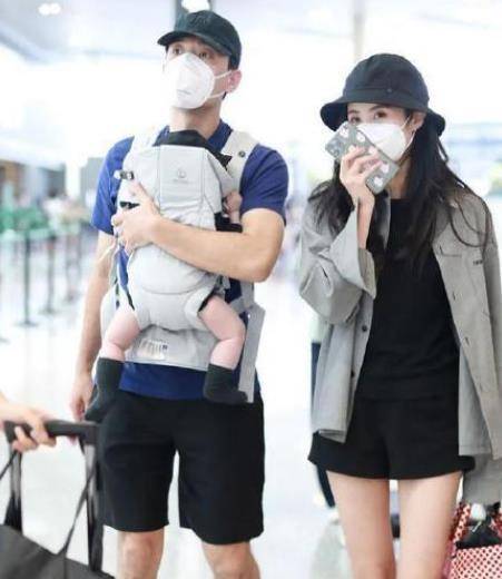 李光洁抱娃现身机场，有谁注意镜头之外妻子隋