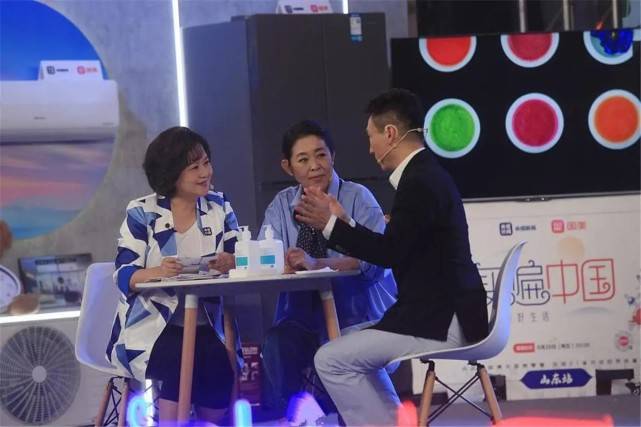 鞠萍|倪萍、鞠萍两位姐姐同框：俩名嘴汇聚一堂，54岁鞠萍越来越有韵味