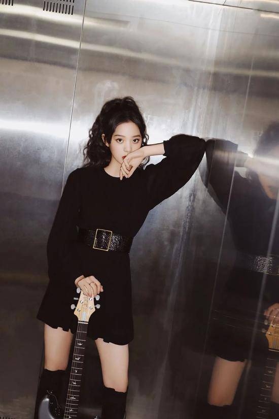 杨幂|靠一根发圈就变得又潮又粉嫩 杨幂也太会了吧