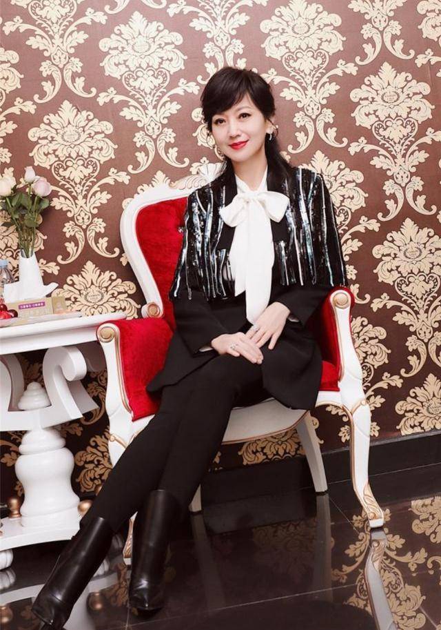 原创赵雅芝黑白套装时尚酷炫,红唇更显好气质,谁说奶奶辈不会赶时髦