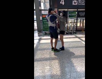 李光洁抱娃现身机场，有谁注意镜头之外妻子隋