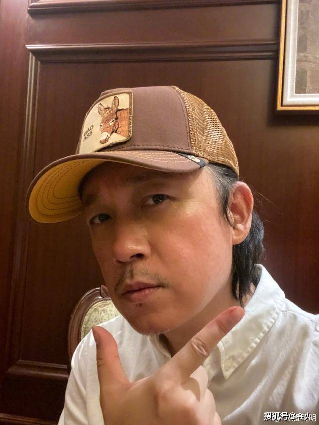 圆脸|原创46岁潘粤明近照认不出,肚圆脸垮尽显老态,吃火锅只敢蘸清水!