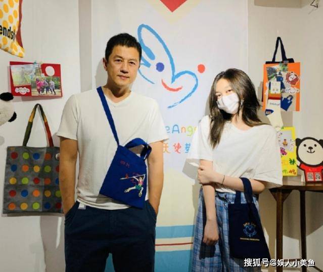 李嫣高调现身街头,三次"兔唇"修复后,路人镜头下手术痕迹明显