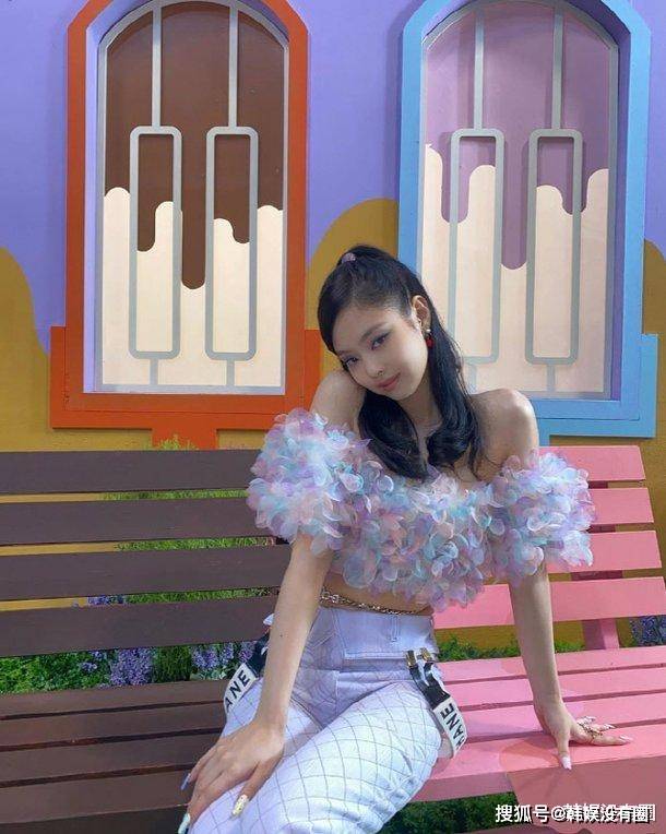 智妮|BLACKPINK 金智妮晒“彩虹妆”造型，大秀直角肩、蚂蚁腰