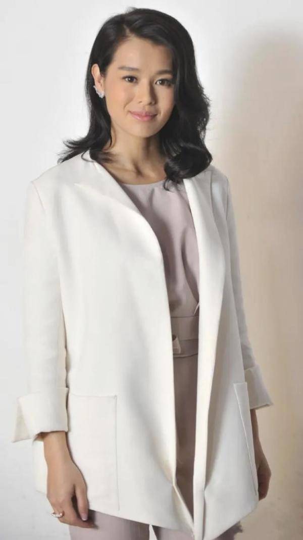 白色|胡杏儿瘦下来也太美了，穿白色裤装也看不出“赘肉”，真让人羡慕