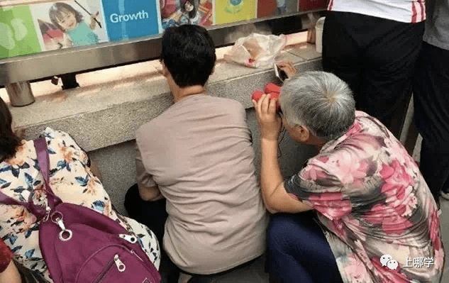 家长|神兽归笼现场！上海150万小学生今天开学！妈趴窗，爹爬树，场面过于激动~