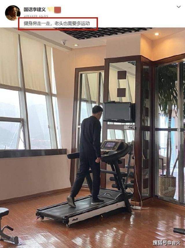 头发|原创60岁＂季昌明＂独自下棋太落寞，却被嘲神神叨叨，头发花白显老态