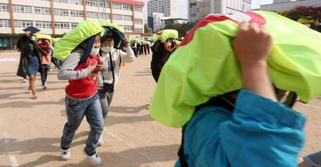 游泳|“旱鸭子”女孩溺水后，漂浮自救吓坏大妈，水下2个方法能救命