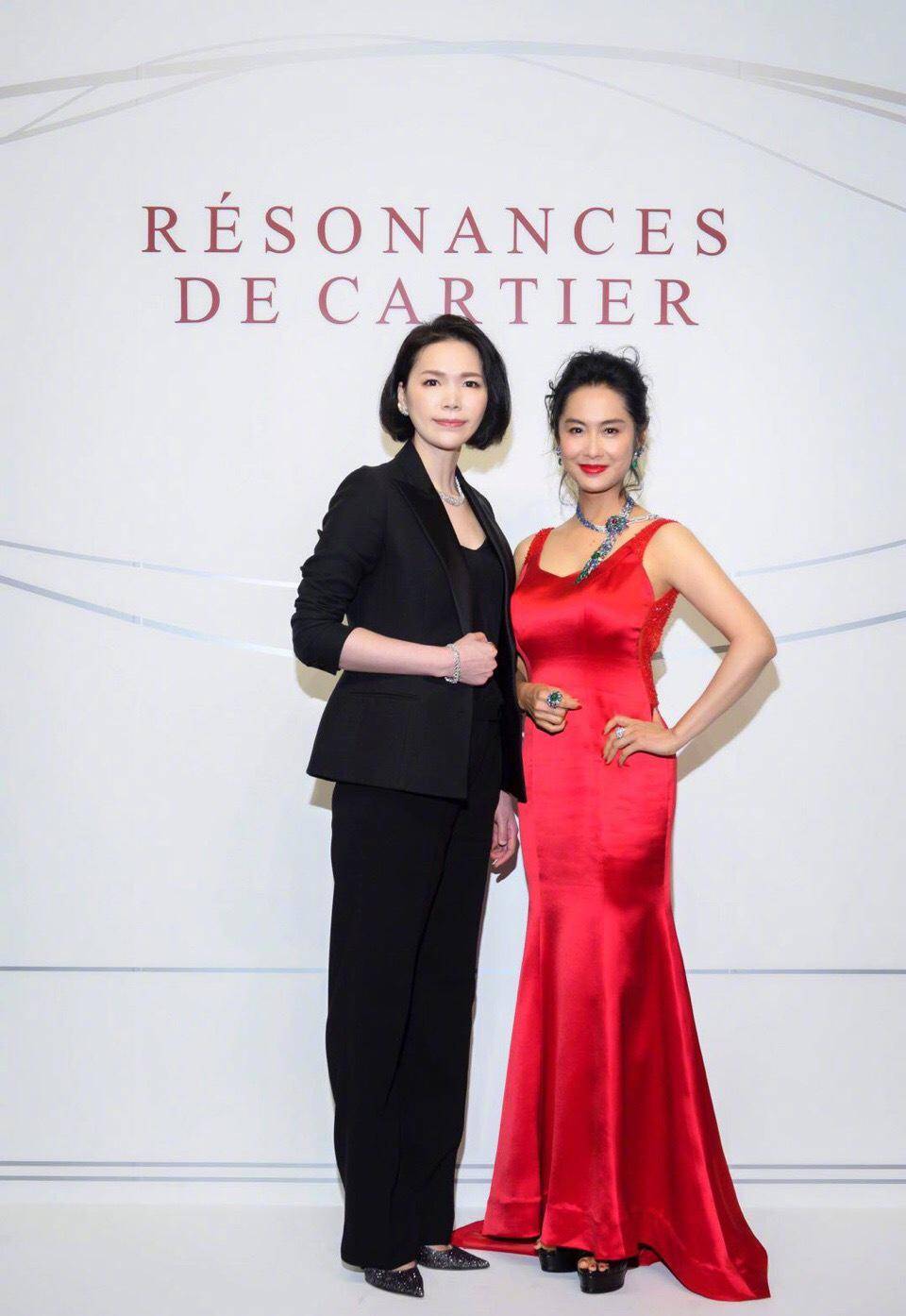 蔡少芬|蔡少芬和朱茵姐妹同框，都穿红色系裙子，一高一低好可爱