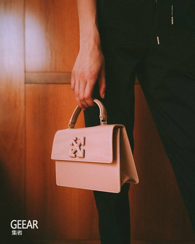 Bag|Off-White将人气手袋换上了裸粉色系，叛逆中展现一丝甜美！