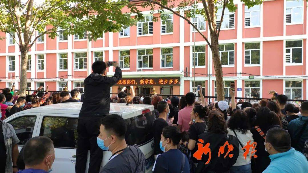 家长|神兽归笼现场！上海150万小学生今天开学！妈趴窗，爹爬树，场面过于激动~